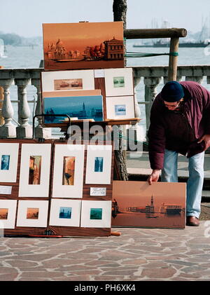 AJAXNETPHOTO. Venedig, Italien - SOUVENIR Drucke und Gemälde zum Verkauf in der Nähe der Waterfront. Foto: Jonathan Eastland/AJAX REF: 51011 3831 A 4288 Stockfoto