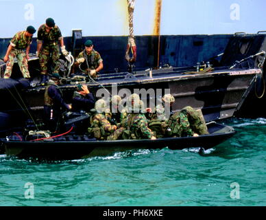 AJAXNETPHOTO. SPITHEAD, England. - Beladen - ROYAL MARINES KOMMANDOS VORBEREITEN ZUM LAND AN LAND VON EINEM STARREN STREIFZÜGE HANDWERK. Foto: Jonathan Eastland/AJAX. REF: 920710 10 Stockfoto