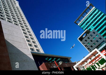 AJAXNETPHOTO. Lissabon, Portugal. Ein Passagier JET auf LANDEANFLUG fliegt in der Nähe von City Centre Büro Gebäude. Foto: Jonathan Eastland/AJAX REF: 0707 3089 Stockfoto