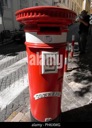 AJAXNETPHOTO. LISSABON, PORTUGAL. - BRIEFKASTEN IM ALTEN ENGLISCHEN STIL IN DER HÜGELIGEN ALTSTADT AUF LARGO SANTO ANTONIO DA SE. FOTO: JONATHAN EASTLAND/AJAX REF:RGX7 11054 Stockfoto