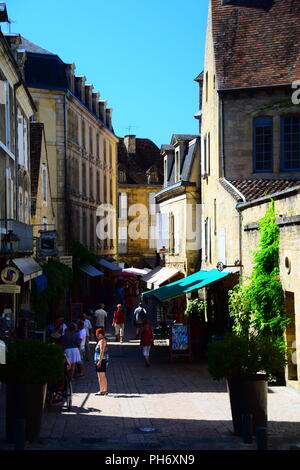 Architektur und street Szenen aus dem mittelalterlichen Städtchen Sarlat-la-Caneda in der Dordogne in Frankreich Stockfoto