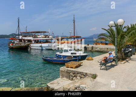 Boote im Hafen auf der Insel Koločep, einer der drei bewohnten Elaphiti Inseln und wird lokal als Kalamota, Dubrovnik, Kroatien bekannt Stockfoto