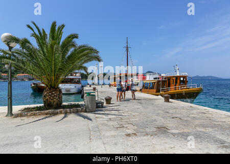 Boote im Hafen auf der Insel Koločep, einer der drei bewohnten Elaphiti Inseln und wird lokal als Kalamota, Dubrovnik, Kroatien bekannt Stockfoto