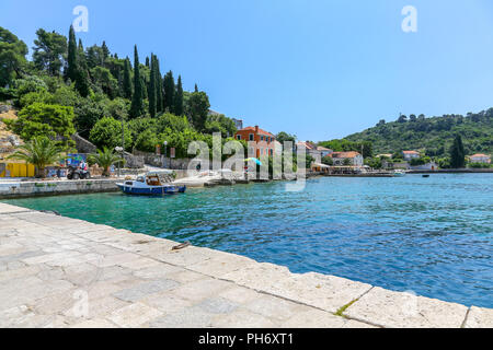 Boote im Hafen auf der Insel Koločep, einer der drei bewohnten Elaphiti Inseln und wird lokal als Kalamota, Dubrovnik, Kroatien bekannt Stockfoto