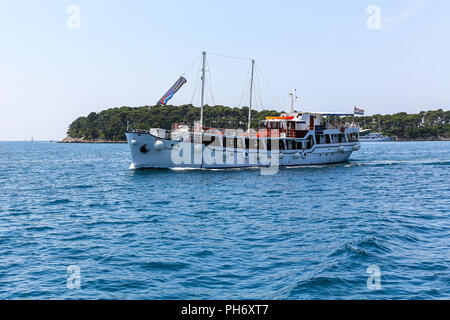 Ein Boot namens "penelopa" Segeln in der Adria zwischen Pula und Dubrovnik, Kroatien Stockfoto