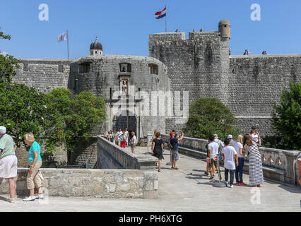 Die stadtmauer an der Pile Tor und eine Brücke zum Eingangstor zur Altstadt, Dubrovnik, Kroatien Stockfoto