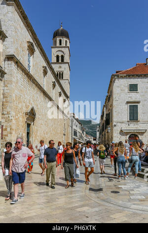 Touristen außerhalb der Kirche des hl. Erlösers und die Franziskaner Kirche und Kloster innerhalb der Stadtmauern der Altstadt, Dubrovnik, Kroatien Stockfoto