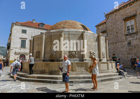 Touristen, die sich um den Großen Onofrio Brunnen oder großen Brunnen von Onofrio innerhalb der Stadtmauern der Altstadt, Dubrovnik, Kroatien Stockfoto
