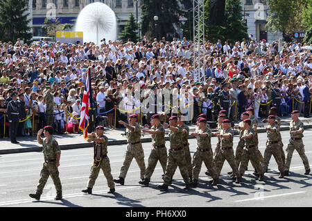 Kiew, Ukraine - 24. AUGUST 2018: Britische Airborne Reservisten März durch Platz der Unabhängigkeit in Kiew während der militärparade. Ukraine feiert Stockfoto