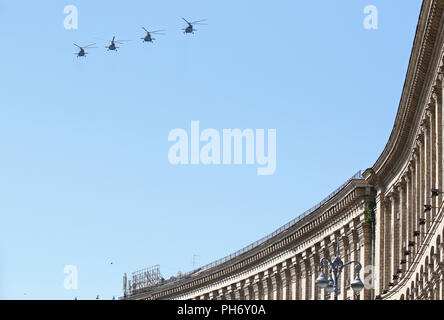 Kiew, Ukraine - 24. AUGUST 2018: Ukrainische Militär Hubschrauber über den Platz der Unabhängigkeit in Kiew fliegen während der Militärparade, gewidmet dem Stockfoto