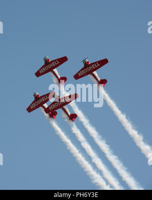 Die aeroshell Aerobatic Team führt während der 2018 Verteidiger der Freiheit Air & Space Show 12.08.12, an der Offutt Air Force Base in Nebraska. Die Airshow gemischte Unterhaltung mit Bildung, indem er die Extreme der, was sowohl militärische als auch zivile Flugzeuge in der Lage sind. (U.S. Air Force Foto von älteren Flieger Jakob Skovo) Stockfoto