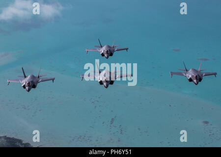 Pazifik - Vier F-35 B Blitz IIs mit Marine Fighter Attack Squadron 211, 13 Marine Expeditionary Unit (MEU), fliegen über dem Pazifischen Ozean während einer planmäßigen Einsatz der Essex Amphibious Ready Group (ARG) und die 13. MEU, Aug 1, 2018. Das Essex ARG/13 MEU Team ist ein fähiger und tödliche Navy-Marine Corps Team der 7 Bereich der Flotte im Einsatz der regionalen Stabilität zu unterstützen, Partner beruhigen und Verbündeten und einer Präsenz posierten auf jede Krise, die von der humanitären Hilfe Blindbewerbungen zu reagieren pflegen. Das Essex ARG und 13. MEU ist der fi Stockfoto