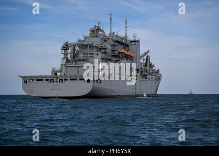 Us-Marine Meer, Luft und Land Team Vorstand Mitglieder der Dry Cargo und Munition ship USNS Robert E. Peary (T-AKE 5) während der Übung TRIDENT 18-4 in der Nähe von Norfolk, Virginia, 20. Juli 2018. Übung TRIDENT ist eine gemeinsame Personal J7 gemeinsamen nationalen Ausbildungskapazitäten (JNTC) Gemeinsame übung Programm akkreditiert. Übung TRIDENT Serie ist ein United States Special Operations Command (Ussocom) gefördert, Marine Special Operations Command (NSWC) ausgeführt, gemeinsame maritime Zertifizierung und Validierung Mission Bereitschaft Übung (MRX), die realistisch und relevanten Readiness Training zu U.S. Special Operations bietet Für Stockfoto