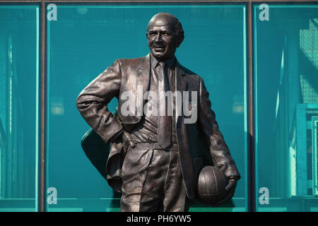 MANCHESTER, Großbritannien - 19 Mai 2018: Sir Matt Busby Bronzestatue im Stadion Old Trafford, das Zuhause von Manchester United Stockfoto