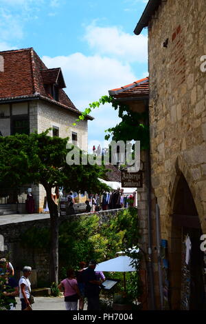 Szenen aus dem mittelalterlichen Dorf St-Cirq-Lapopie pn den Fluss Lot im Südwesten Frankreich Stockfoto