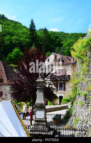 Szenen aus dem mittelalterlichen Dorf St-Cirq-Lapopie pn den Fluss Lot im Südwesten Frankreich Stockfoto