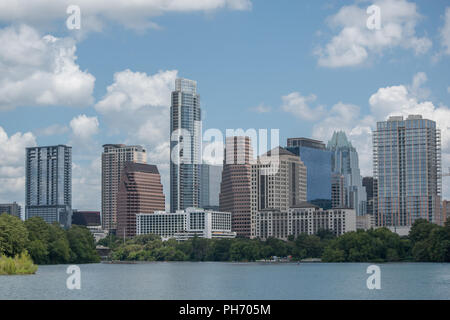 Blick auf die Skyline der Innenstadt von Austin, Texas, von den Ufern des Town Lake für eine brillante und heißen Sommertag Stockfoto