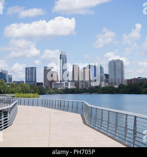 Ein Blick auf die wachsende Skyline von Downtown Austin, Texas, als von der Promenade entlang den Ufern von Lady Bird Lake an einem hellen Sommertag gesehen Stockfoto