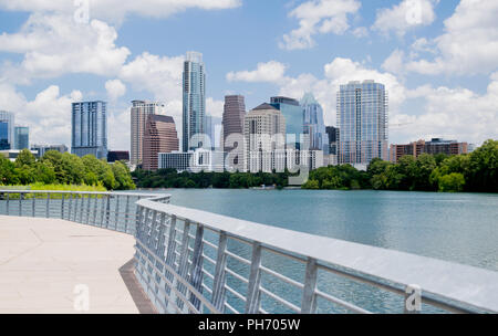 Ein Blick auf die wachsende Skyline von Downtown Austin, Texas, als von der Promenade entlang den Ufern von Lady Bird Lake an einem hellen Sommertag gesehen Stockfoto