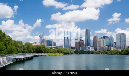 Ein Blick auf die wachsende Skyline von Downtown Austin, Texas, als von der Promenade entlang den Ufern von Lady Bird Lake an einem hellen Sommertag gesehen Stockfoto