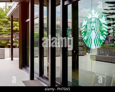 BANGKOK, THAILAND - 18. August 2018: Starbucks Schild an der Tür hinter dem Fenster Glas im Coffee Shop. Starbucks Corporation ist ein US-amerikanischer Kaffee Co Stockfoto