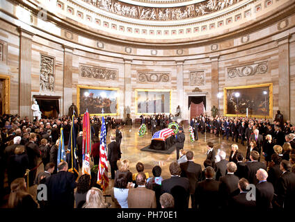 Senator Daniel Inouye K. lag in Zustand in der Capitol Rotunde am Donnerstag, den 20. Dezember. Stockfoto