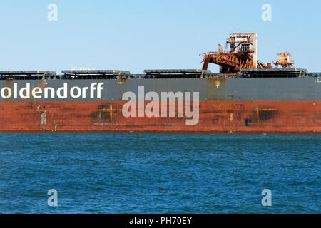 Eisenerz Carrier Oldendorff Hubertus, mit Erz beladen wird, Port Hedland, Western Australia Stockfoto