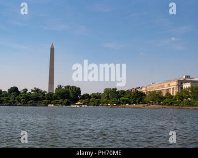 Blick auf den Washington Memorial und Präsidium der Gravur und Druck aus dem Potomac River Stockfoto