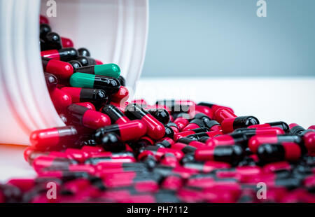 Kapseln Pille verschüttete Aus weißem Kunststoff Flasche container. Bei den verschreibungspflichtigen Medikamenten. Antibiotika Resistenzen. Antimikrobielle Kapsel Pillen. Pharmaceuticals Inc. Stockfoto