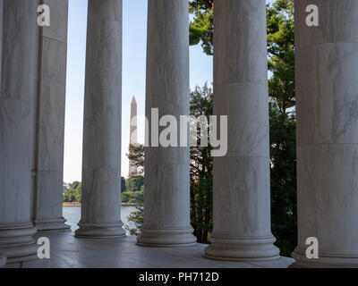 Blick auf den Washington Monument, das sich durch die Marmorsäulen des Jefferson Memorial Stockfoto