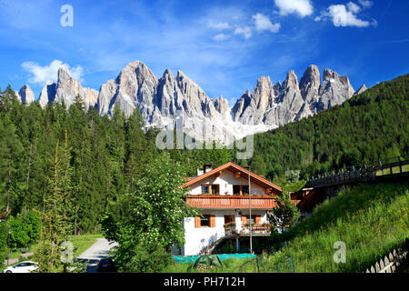 Herrlichem Blick auf die Geisler Berge der Dolomiten, Italien. Das Villnösser Tal ist von der herrlichen Geislerspitzen im Hintergrund, eine gezackte Kette übersehen Stockfoto