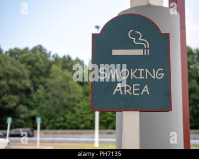 Zeichen für Raucherbereich in einem Parkplatz im Freien Stockfoto