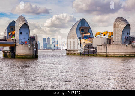 Thames Barrier, London, Canary Wharf und den Millennium Dome im Hintergrund. Stockfoto