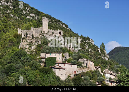 Die Ruinen der Festung Precetto, einer von zwei Festungen von Ferentillo, Valnerina, Terni, Umbrien, Italien Stockfoto