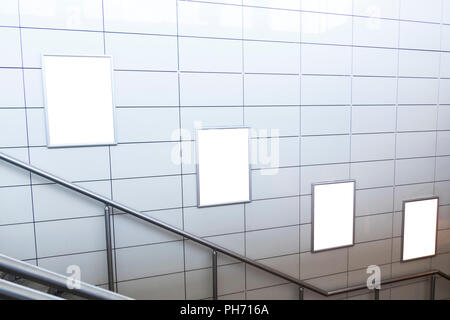 Vier große vertikale/Hochformat blank Billboard mit Treppen Hintergrund Stockfoto
