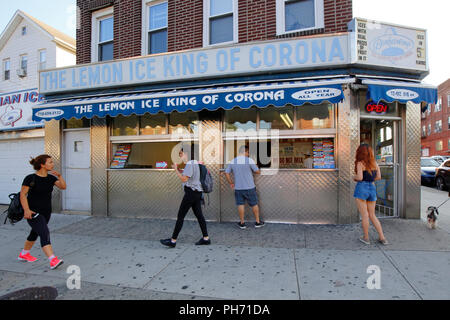 The Lemon Ice King of Corona, 52-02 108. St, Queens, New York. NYC-Schaufensterfoto eines italienischen Eisladens im Viertel Corona. Stockfoto