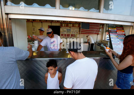 Leute, die durch das Fenster im Lemon Ice König von Corona, Corona, Queens, New York, NY, USA Stockfoto