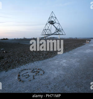 Tetraeder, ein tetraeder als Kunstwerk in Bottrop. Stockfoto