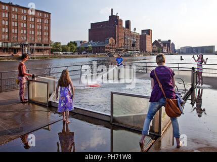 Menschen, Wasser spielen, Duisburger Innenhafen, Deutschland Stockfoto