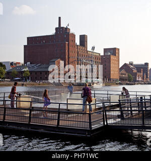 Menschen, Wasser spielen, Duisburger Innenhafen, Deutschland Stockfoto