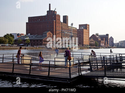 Menschen, Wasser spielen, Duisburger Innenhafen, Deutschland Stockfoto