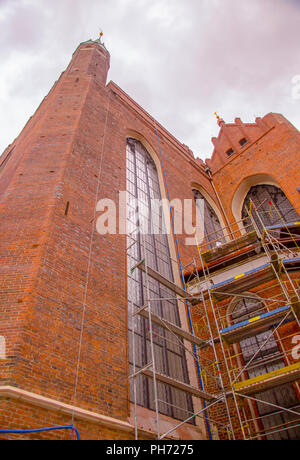 Danziger Altstadt, St. Maria Kirche reconstraction. Wand mit riesigen Glasfenster. Blick vom niedrigen Punkt. Stockfoto