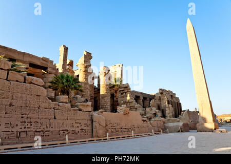 Hypostyl und Obelisk in Karnak Tempel Stockfoto