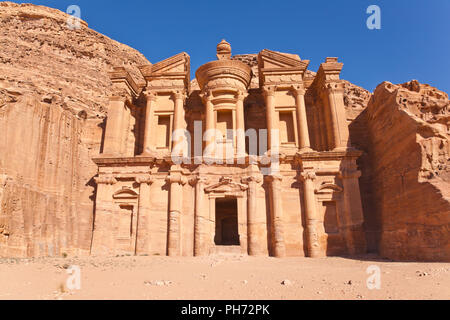 Fassade des Klosters in Petra, Jordanien Stockfoto