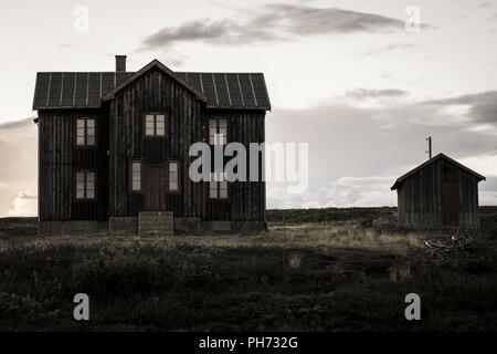 Ein altes Haus bei Sonnenuntergang in Storwartz, außerhalb von Røros (ROROS), Norwegen. Stockfoto