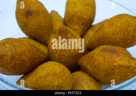 Icli Köfte/Gekochte kibbeh/Quibe/gefüllte Frikadelle falafel. Stockfoto