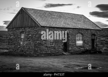 Ein altes Haus mit kaputten Fenstern in Storwartz, außerhalb von Røros (ROROS), Norwegen. Stockfoto