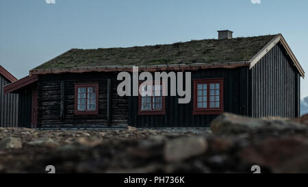 Ein altes Haus in der Dämmerung in Storwartz, außerhalb von Røros (ROROS), Norwegen. Stockfoto