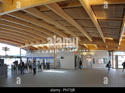 Buchung Halle Innenraum an die neue Abtei Holz Bahnhof, East London, UK. Am östlichen Ende des neuen Crossrail (die Elizabeth Linie) Stockfoto