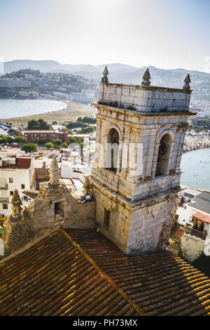 Glockenturm, peñíscola Dorf mit Blick auf das Schloss von Papa Luna, Valencia España Stockfoto